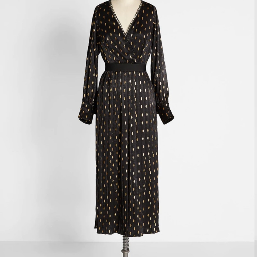 Amazing black and gold velvetine midi dress